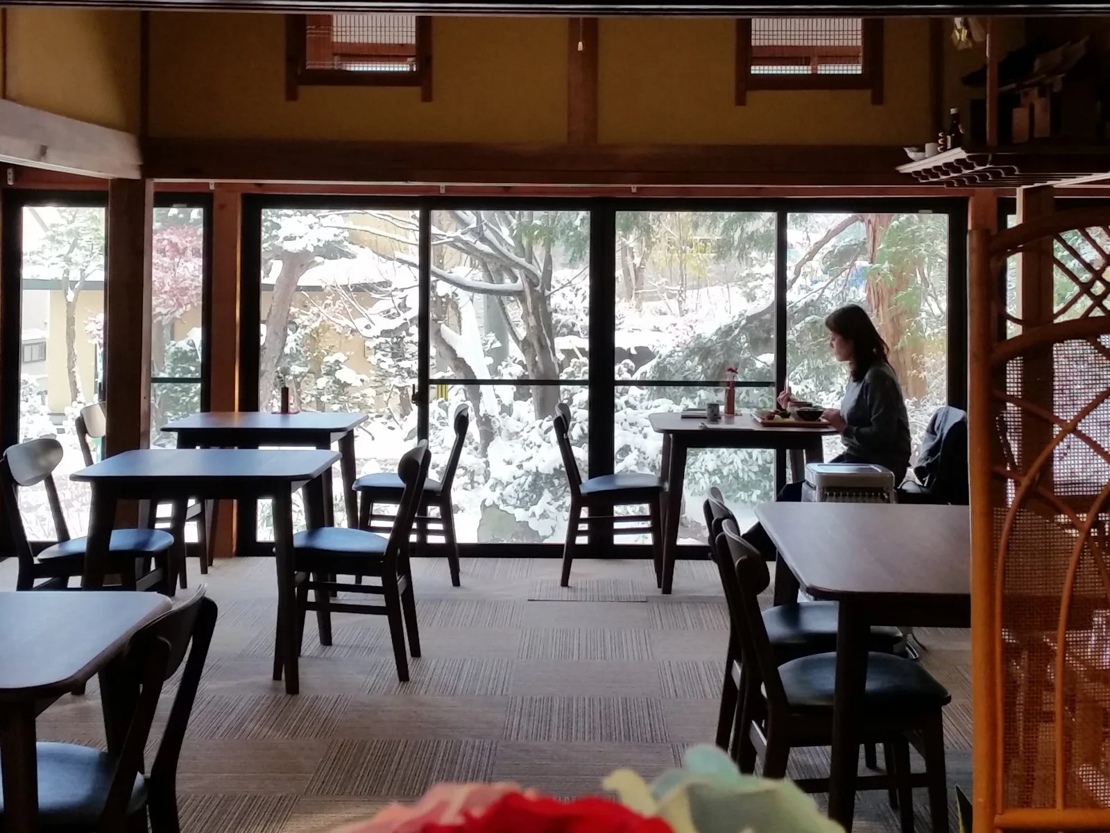 雪の庭が見える窓辺の客席